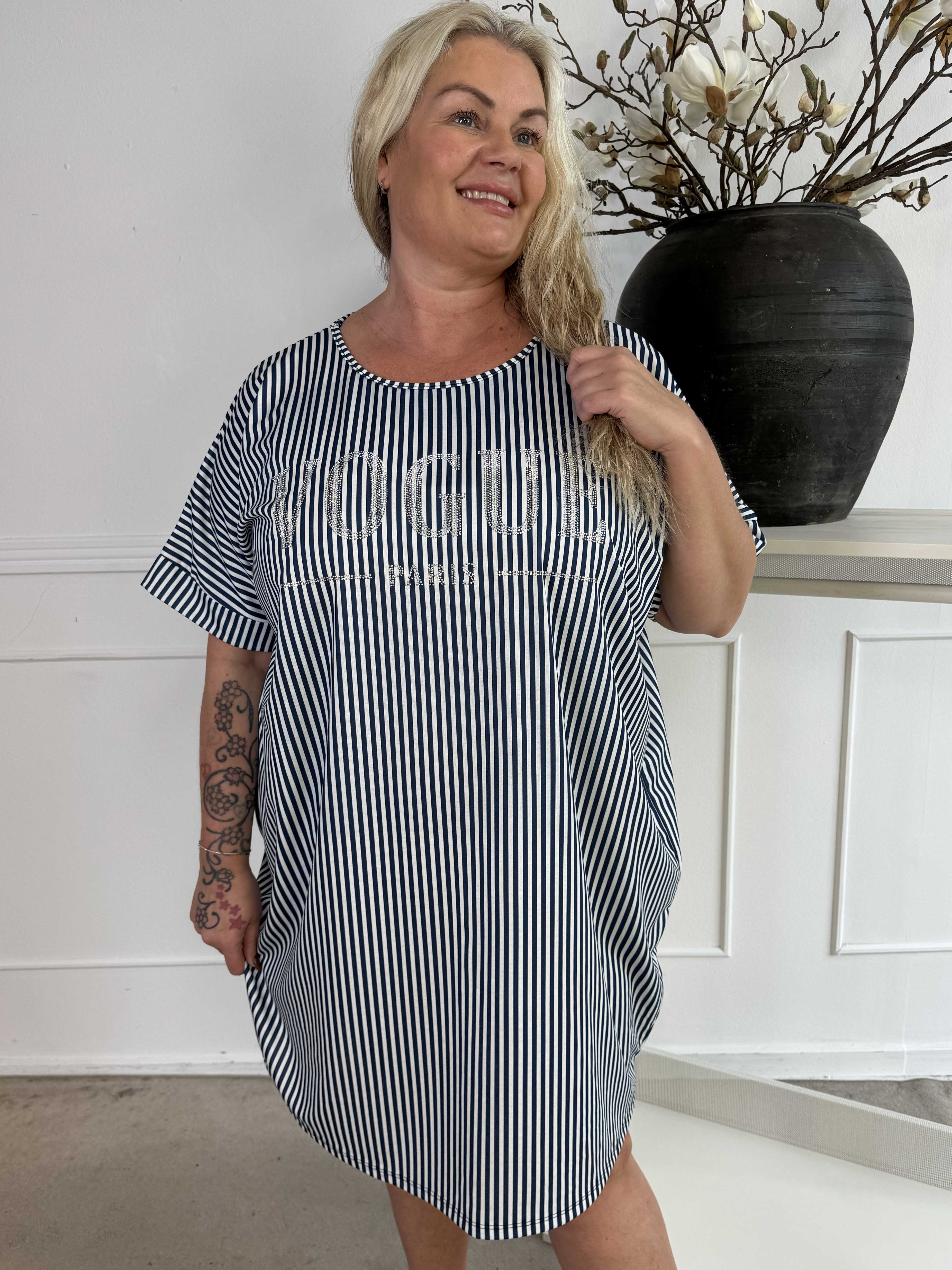 Mintu Stripe Dress - Plus size randig klänning i bomull med similisten